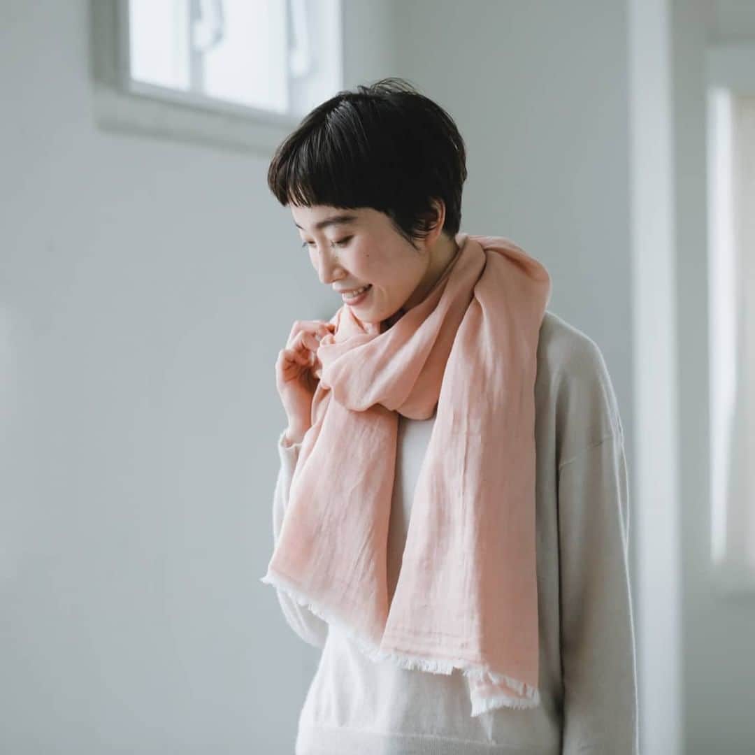 北欧、暮らしの道具店さんのインスタグラム写真 - (北欧、暮らしの道具店Instagram)「お花見や、少し肌寒い春のおでかけに！顔まわりがパッと明るくなる、hatsutokiのストール。  ピンクは当店限定のカラーなんです♪ 小物を新調するだけで、コーデがぐっと春らしくなりますよ。  手洗いOKなのも嬉しいポイント。メイクがついても自宅で気軽に洗えるから、いつでもきれいを保てます。 - - - - - - - - - - - - hatsutoki/播州織のコットンストール（各色） ▶お買いものはプロフィールのリンクからどうぞ→@hokuoh_kurashi . #hatsutoki#fashion#coordinate#outfit#ハツトキ#ストール#春コーデ#コットン#今日のコーデ#プレゼント#ファッション#コーディネート#シンプルコーデ#シンプル#シンプルライフ#シンプルデザイン#暮らしを楽しむ#日々の暮らし#北欧#暮らし#北欧暮らしの道具店」4月14日 21時30分 - hokuoh_kurashi