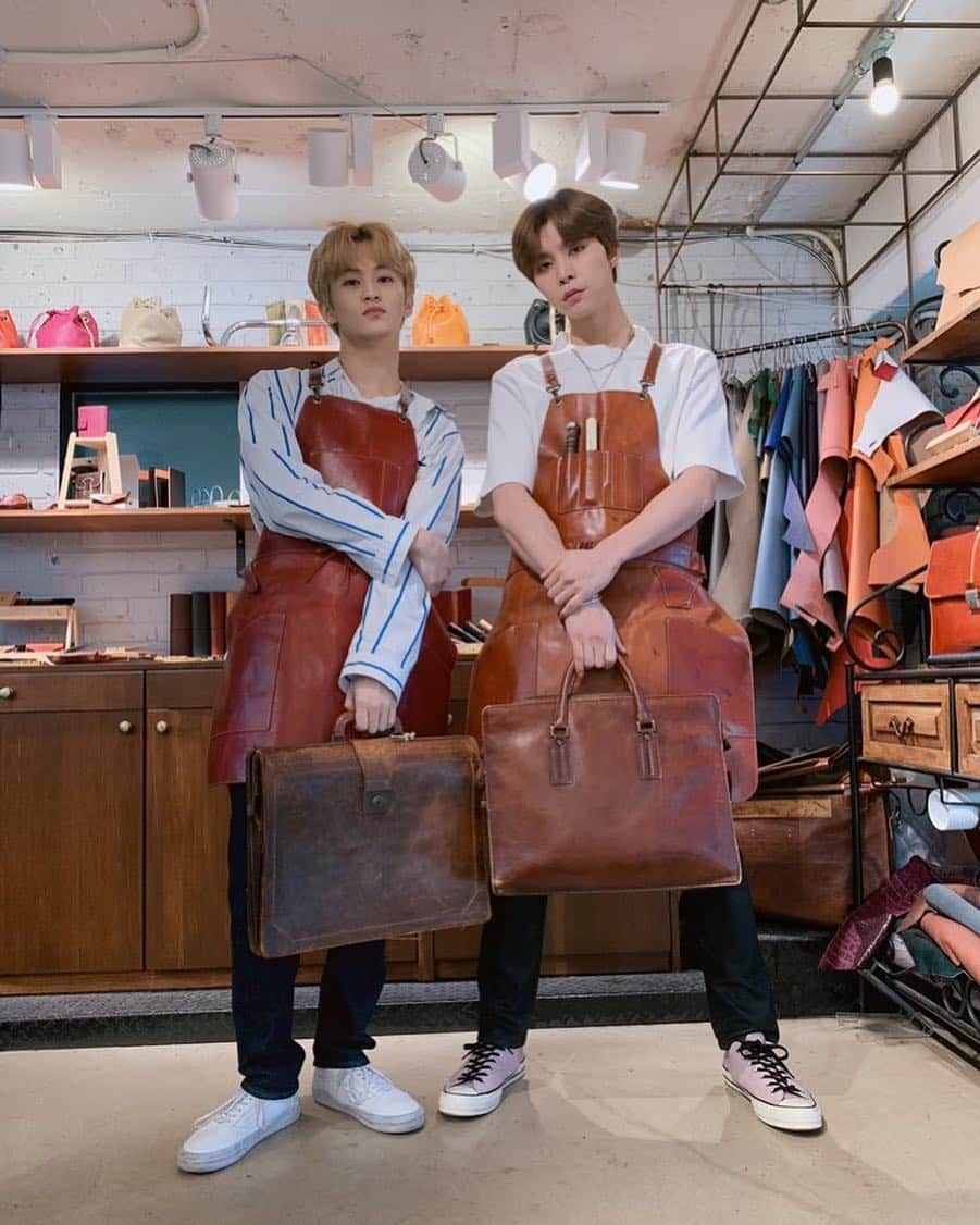 NCT 127さんのインスタグラム写真 - (NCT 127Instagram)「‪Hahahah‬ ‪How do you guys like our passport wallets? Didn't we do okay? ‬ ‪Lol it was fun making them with my bro Johnny and it was funny making it for each other haha‬ Who knows how long we'd actually be using those wallets, but in the meantime, if you guys see us using those wallets. Well. Haha😉Thanks for the pink coral leather passport wallet bro!! ‪#NCT #NCT127 #JCC #JOHNNY #MARK ‬」4月14日 21時41分 - nct127