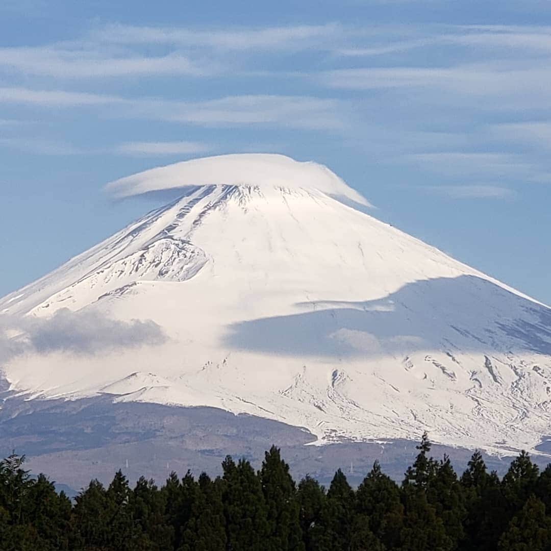 大西ライオンさんのインスタグラム写真 - (大西ライオンInstagram)「今日の富士山は傘をかぶっているので、雨降りました！でも、降ってきたのは、20時頃でした。さすがにこの富士山見て、何時に降るかまでは、わからないですよね～。 #富士山 #かさぐも富士山 #絶景」4月14日 21時35分 - onishilion2010