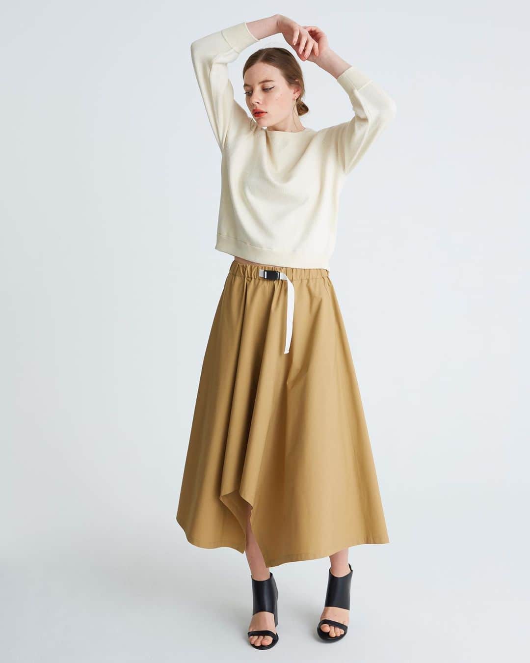 のインスタグラム：「. . MILITARY BELT FLARE SKIRT . . #リタジーンズトーキョー #ritajeanstokyo#tokyo#online#store#styling#coordinate#fashion#military#beige#skirt#isetan#isetanshinjuku#tokyobrand#tokyofashion#madeinjapan#rita」