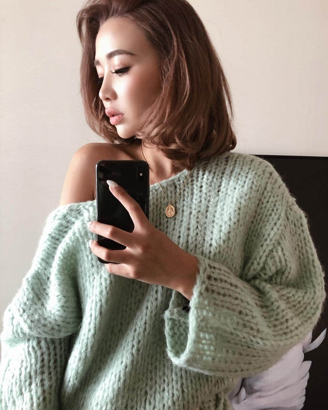 梯真奈美さんのインスタグラム写真 - (梯真奈美Instagram)「今日のコーデ♡ ふんわりざっくりニット🧸 このゆるさがすき！♡ TOPSはモヘアボリュームニットで bottomはスタッズポケットカラースキニーだよ♡ #私服 #fashion #outfit #ootd #instagood #chanel #eimy #eimyistoire」4月14日 21時36分 - official_manami