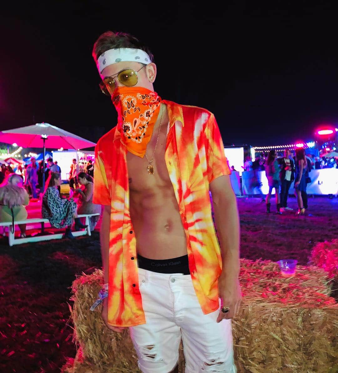 マット・ステファニーナさんのインスタグラム写真 - (マット・ステファニーナInstagram)「party was almost as much fire as this shirt 💥 • • @neoncarnival  @detectivepikachumovie #neoncarnival #WBsponsored #coachella2019」4月14日 21時37分 - mattsteffanina