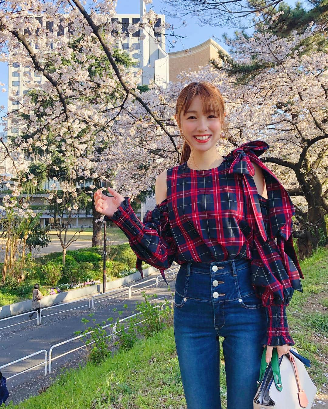 松中みなみさんのインスタグラム写真 - (松中みなみInstagram)「桜キャッチ‼‼️👋🌸 ・ ・ 上智大学のすぐ近くに こんなステキな場所があるなんて初めて知った(*´꒳`*) この道を歩いて通えるきゃんぱすらいふ最高じゃ🌸 ・ ・ #桜 #桜並木 #ソフィア通り #四ツ谷駅  #四ッ谷 #紀尾井町 #上智大学  #スナイデル #snidel #私服 #ハイウエストデニム  #くびれ #ウエスト48cm  #松中みなみ」4月14日 21時50分 - minami_matsunaka