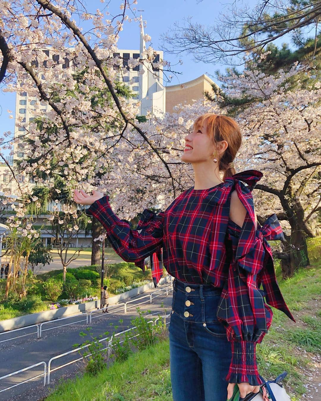 松中みなみさんのインスタグラム写真 - (松中みなみInstagram)「桜キャッチ‼‼️👋🌸 ・ ・ 上智大学のすぐ近くに こんなステキな場所があるなんて初めて知った(*´꒳`*) この道を歩いて通えるきゃんぱすらいふ最高じゃ🌸 ・ ・ #桜 #桜並木 #ソフィア通り #四ツ谷駅  #四ッ谷 #紀尾井町 #上智大学  #スナイデル #snidel #私服 #ハイウエストデニム  #くびれ #ウエスト48cm  #松中みなみ」4月14日 21時50分 - minami_matsunaka