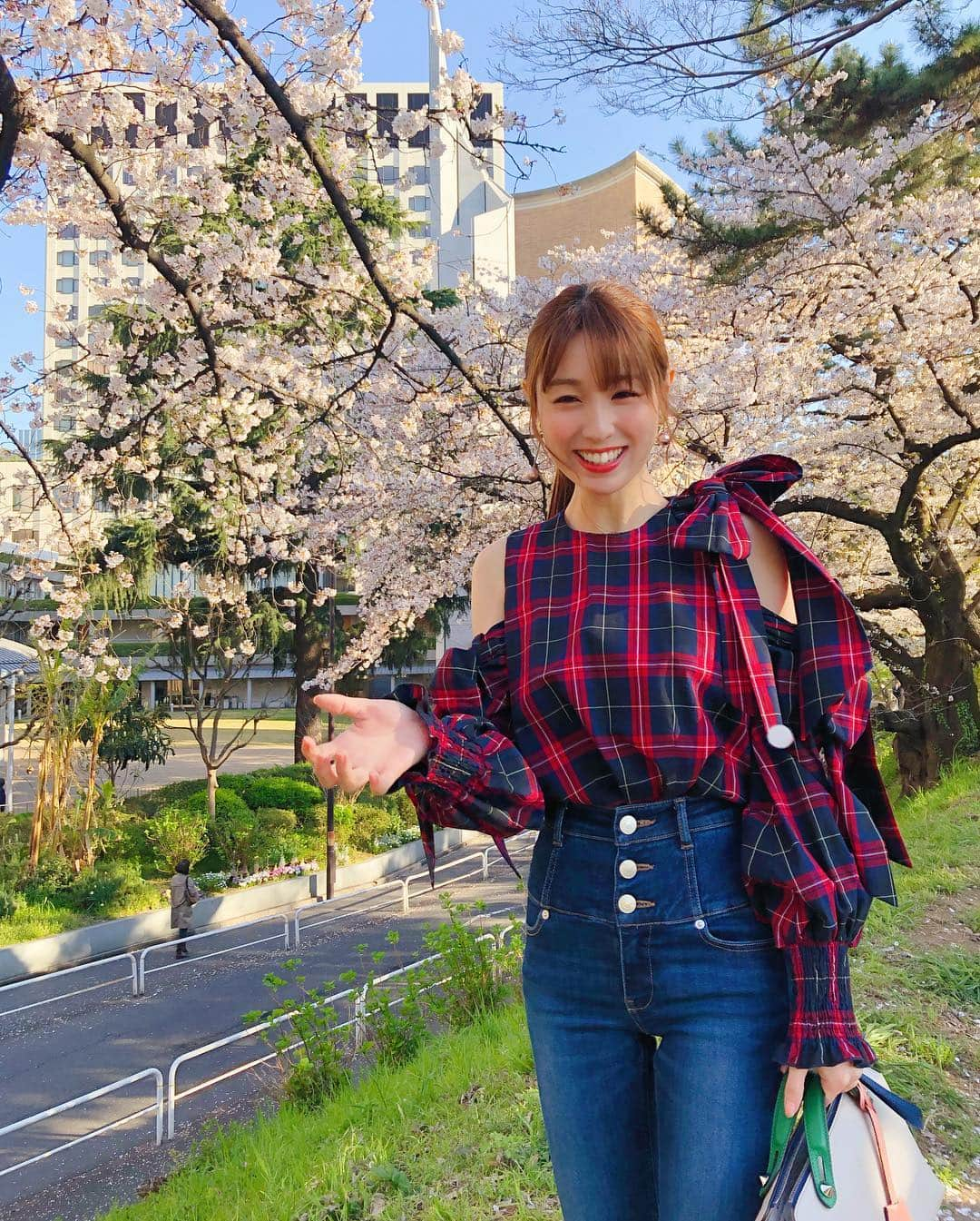 松中みなみさんのインスタグラム写真 - (松中みなみInstagram)「桜キャッチ‼‼️👋🌸 ・ ・ 上智大学のすぐ近くに こんなステキな場所があるなんて初めて知った(*´꒳`*) この道を歩いて通えるきゃんぱすらいふ最高じゃ🌸 ・ ・ #桜 #桜並木 #ソフィア通り #四ツ谷駅  #四ッ谷 #紀尾井町 #上智大学  #スナイデル #snidel #私服 #ハイウエストデニム  #くびれ #ウエスト48cm  #松中みなみ」4月14日 21時50分 - minami_matsunaka