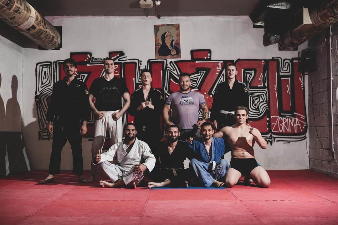 Shinsuke Inoueのインスタグラム：「@h3adindcloudz Thank you for your kindness! It’s the best group photo in my life ;) A day with Jiu-jitsu Samurais in Sarajevo, Bosnia and Herzegovina 2018. #jiujitsu #柔術 #BJJ #ブラジリアン柔術 #MMA #sarajevo #bosnia #bosniaandherzegovina」