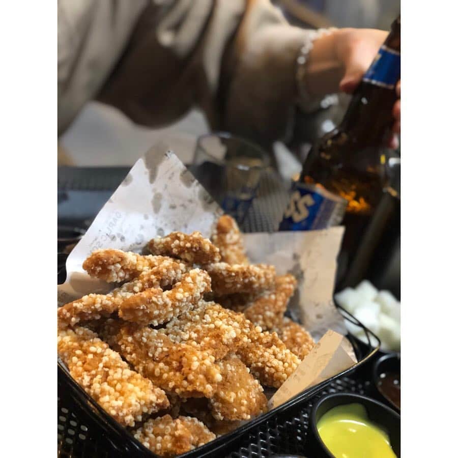 トリイクニコさんのインスタグラム写真 - (トリイクニコInstagram)「みんな大好き #キョチョンチキン 💚💛 いつもはテイクアウトだけと、今回はお店で食べようとホンデ店へ。 20時頃行って、ウエイティング3組👭👫👫 . 10分くらいではいれたけど、1時間後にお店出るときは大行列だった‼️😳 . . #サルサルしか食べません💓 #チメク #🍗🍺 #kyochonchicken  #弘大店 #チキン屋さん #kunikorea」4月14日 21時42分 - toriicamera