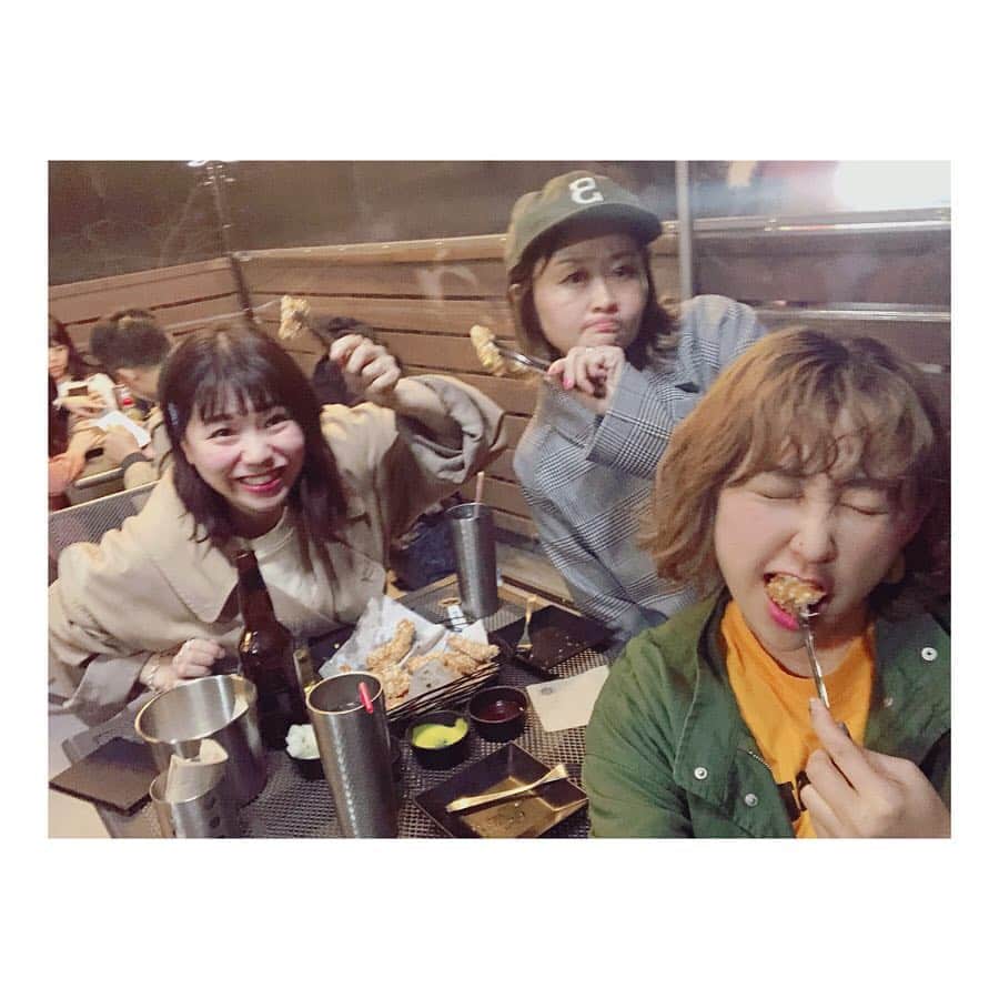 トリイクニコさんのインスタグラム写真 - (トリイクニコInstagram)「みんな大好き #キョチョンチキン 💚💛 いつもはテイクアウトだけと、今回はお店で食べようとホンデ店へ。 20時頃行って、ウエイティング3組👭👫👫 . 10分くらいではいれたけど、1時間後にお店出るときは大行列だった‼️😳 . . #サルサルしか食べません💓 #チメク #🍗🍺 #kyochonchicken  #弘大店 #チキン屋さん #kunikorea」4月14日 21時42分 - toriicamera