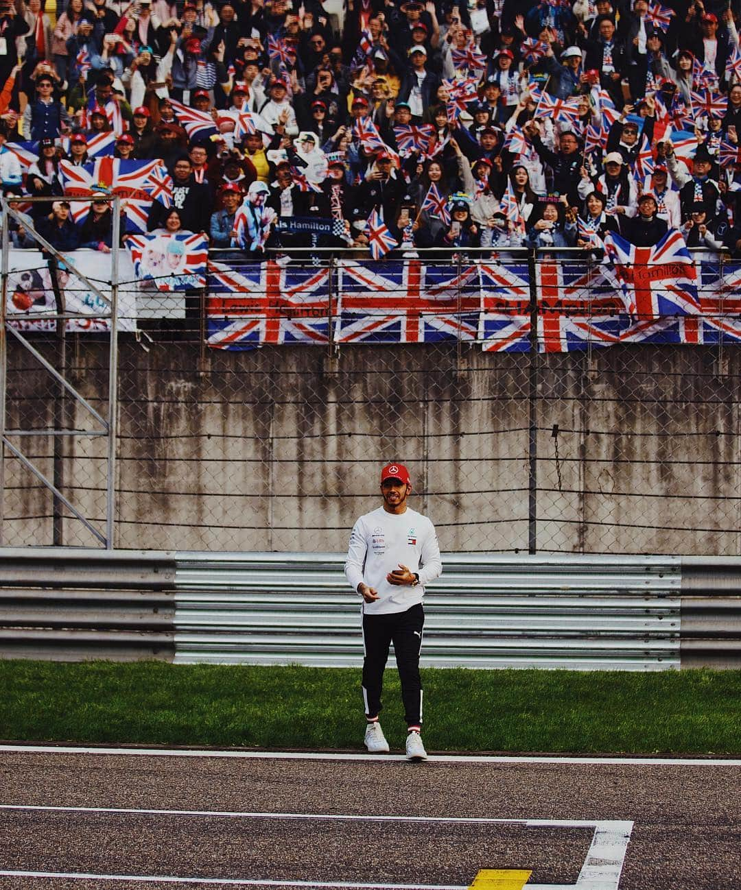 ルイス・ハミルトンさんのインスタグラム写真 - (ルイス・ハミルトンInstagram)「We got the 1000th. China, thank you for the incredible support and atmosphere, I’m so happy guys 🏆 . Huge thanks to everyone in the team, let’s celebrate!! #P1 #TeamLHChina #Race1000 #ChineseGP」4月14日 21時42分 - lewishamilton