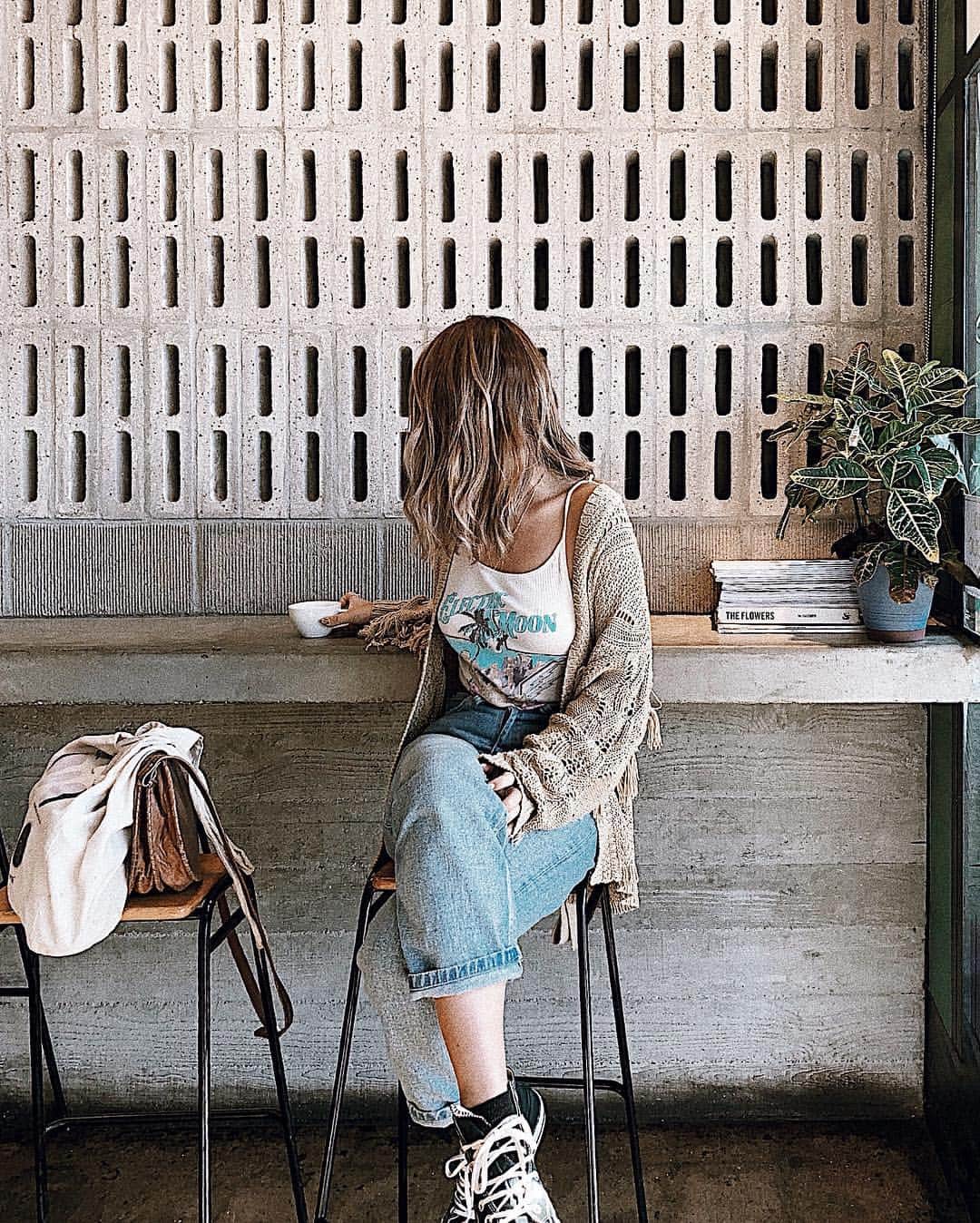 Manamiのインスタグラム：「@_cafelover_ in LA☕️🌴 LA初日はいつもcafe & shopping☕️🛍 最近LAの事何も調べてないけど @ailove_la がいつも可愛いところ連れて行ってくれる🤤💗 ㅤ tops @spell cardigan @cavezarosso denim #anotheredition sneaker @converse ㅤ 📸 @ailove_la」