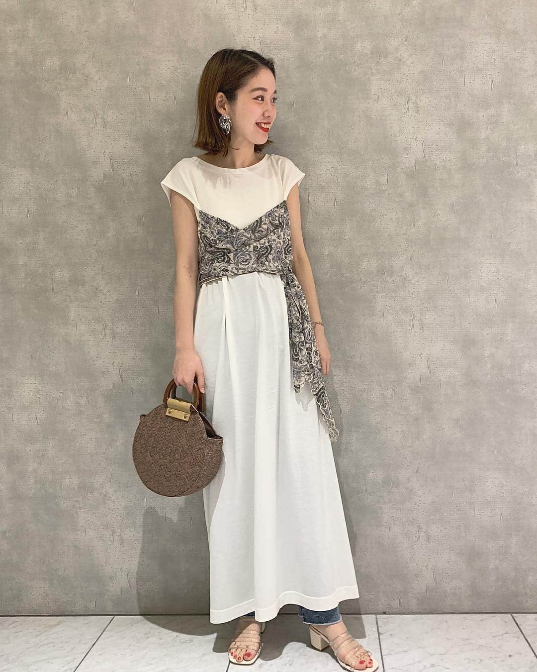 のインスタグラム：「ペイズリーが新鮮で 可愛い〜❤️❤️ 着方もたくさんあるから いろいろ雰囲気楽しめそう！ . . クリアサンダル買うしかない👡 可愛いすぎる。 . #whoswhochico #chico_mio」