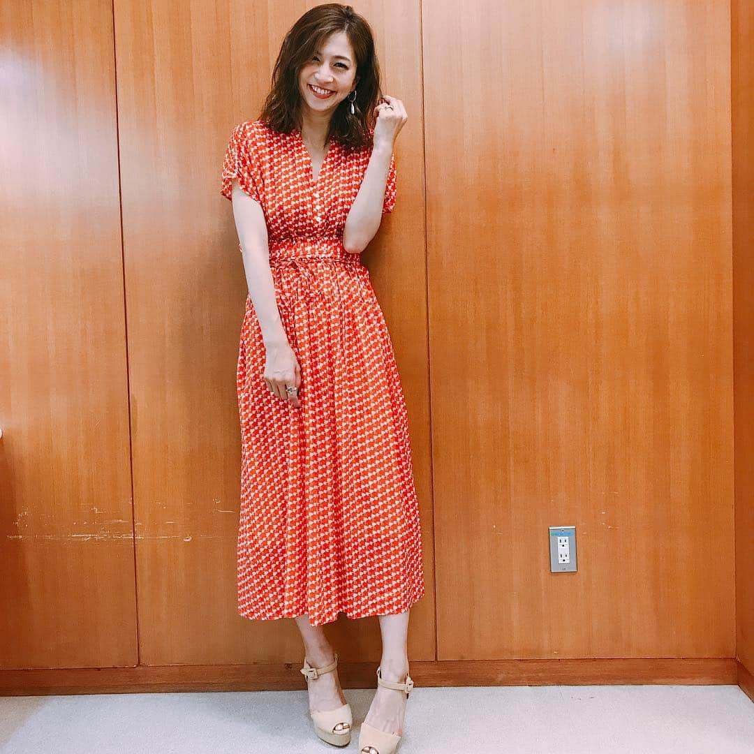 安田美沙子さんのインスタグラム写真 - (安田美沙子Instagram)「今日のアッコにおまかせ！の衣装はこちらでした❤️ レトロでかわいいツーピースでした✨  blouse... @manon.japan  skirt... @manon.japan  sandal... @tsurubymarikooikawa  #instagood #live #tbs #アッコにおまかせ #onepeace」4月14日 21時46分 - yasuda_misako