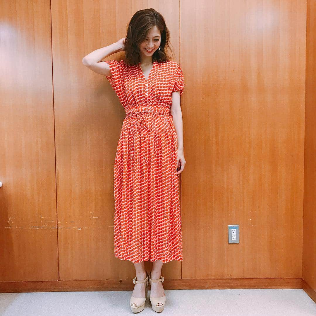 安田美沙子さんのインスタグラム写真 - (安田美沙子Instagram)「今日のアッコにおまかせ！の衣装はこちらでした❤️ レトロでかわいいツーピースでした✨  blouse... @manon.japan  skirt... @manon.japan  sandal... @tsurubymarikooikawa  #instagood #live #tbs #アッコにおまかせ #onepeace」4月14日 21時46分 - yasuda_misako