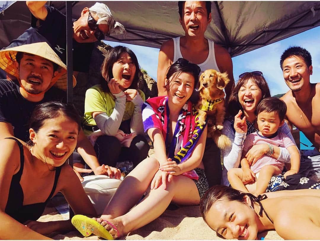 神田咲実さんのインスタグラム写真 - (神田咲実Instagram)「ちょっと長くなる話を 今日は書かせてください📝 * 今日は祖母の納骨の日。 * 3歳弱まで新潟に住んでいた私。 両親が共働きだったため 4人の祖父母が毎日通い 私を育ててくれてました。 * そんな関係性もあり 私は極度のジジババっ子でした。 * 毎シーズン休みの間中 祖父母と親戚に会いに新潟へ。 * 周りの友達からスキーしたりするの？と羨ましがられてたけど スキーした事なかったです⛷笑 それよりも祖父母と居たかったから。 * 19歳、初めて祖父が亡くなった時 この世の終わりかってくらい泣きました。 （泣きすぎると一緒に連れていかれるからと両親に怒られるくらい。笑） そして、私はさらに 後悔のないように 祖父母と触れ合いたい気持ちが強くなりました。 * 一緒にやりたかったことを いろんな姿を見せたかったことを あげればキリがなく 悲しくない、寂しくないことは 未だにありません。 * でも、どこにいようと 心の中から祖父母が居なくなることはなく 鮮明で強烈な思い出だらけで 私たちのそばに居続けてくれているとわかってから 心強くなりました。 * 両親の努力もあって 仲の良かった4人の祖父母。 おかげで共に過ごせる時間が たくさんありました。 色々な意味で奇跡だと思います。 * 頑固で誰よりもまっすぐ純粋だった祖父と 頑固で遊び心たっぷりな祖父と 優しすぎて自分の事よりも他を大事にする祖母と 気弱ではあるけど自己主張がはっきりできる祖母。 * 私は4人の孫で幸せです。 * ありがとありがとありがと。 * 介護が必要になってから17年。 この言葉が祖母の口ぐせになりました。 * 当たり前だからそんなに言わなくてもいいんだよって言っても ありがとありがとありがと。 * 当たり前のことに感謝する事。 そして、それをその度に何度でも伝える事。 * 人と関わっていく中で 『感謝し、伝える』 という 何よりも大切な事を 祖母は人生をもって教えてくれました。 * ありがとありがとありがと🧡 * 大好きな4人の 良いところを 後世に遺していける人になれるよう 努力していかなくてはと また 心にしっかり誓いました😌 * 長々と読んで頂きありがとうございました😌🙏✨ * #永遠に愛してるよ🧡 #あちらも相変わらず賑やかだと思うけど🍻笑 #ゆっくりやすんでね #田んぼの写真は祖父母が育ち眠る場所 #聖籠にて #新潟 #FAMILY」4月14日 21時47分 - sakimikanda