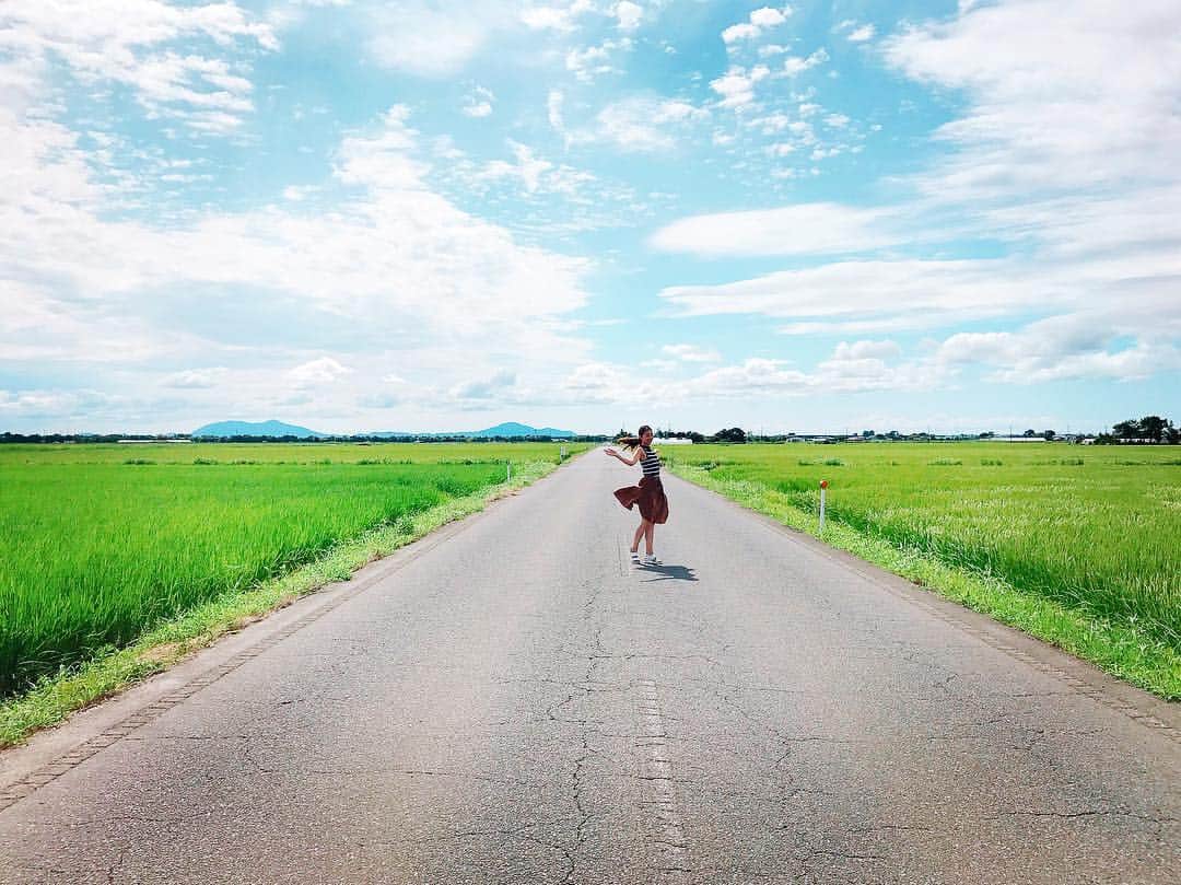 神田咲実さんのインスタグラム写真 - (神田咲実Instagram)「ちょっと長くなる話を 今日は書かせてください📝 * 今日は祖母の納骨の日。 * 3歳弱まで新潟に住んでいた私。 両親が共働きだったため 4人の祖父母が毎日通い 私を育ててくれてました。 * そんな関係性もあり 私は極度のジジババっ子でした。 * 毎シーズン休みの間中 祖父母と親戚に会いに新潟へ。 * 周りの友達からスキーしたりするの？と羨ましがられてたけど スキーした事なかったです⛷笑 それよりも祖父母と居たかったから。 * 19歳、初めて祖父が亡くなった時 この世の終わりかってくらい泣きました。 （泣きすぎると一緒に連れていかれるからと両親に怒られるくらい。笑） そして、私はさらに 後悔のないように 祖父母と触れ合いたい気持ちが強くなりました。 * 一緒にやりたかったことを いろんな姿を見せたかったことを あげればキリがなく 悲しくない、寂しくないことは 未だにありません。 * でも、どこにいようと 心の中から祖父母が居なくなることはなく 鮮明で強烈な思い出だらけで 私たちのそばに居続けてくれているとわかってから 心強くなりました。 * 両親の努力もあって 仲の良かった4人の祖父母。 おかげで共に過ごせる時間が たくさんありました。 色々な意味で奇跡だと思います。 * 頑固で誰よりもまっすぐ純粋だった祖父と 頑固で遊び心たっぷりな祖父と 優しすぎて自分の事よりも他を大事にする祖母と 気弱ではあるけど自己主張がはっきりできる祖母。 * 私は4人の孫で幸せです。 * ありがとありがとありがと。 * 介護が必要になってから17年。 この言葉が祖母の口ぐせになりました。 * 当たり前だからそんなに言わなくてもいいんだよって言っても ありがとありがとありがと。 * 当たり前のことに感謝する事。 そして、それをその度に何度でも伝える事。 * 人と関わっていく中で 『感謝し、伝える』 という 何よりも大切な事を 祖母は人生をもって教えてくれました。 * ありがとありがとありがと🧡 * 大好きな4人の 良いところを 後世に遺していける人になれるよう 努力していかなくてはと また 心にしっかり誓いました😌 * 長々と読んで頂きありがとうございました😌🙏✨ * #永遠に愛してるよ🧡 #あちらも相変わらず賑やかだと思うけど🍻笑 #ゆっくりやすんでね #田んぼの写真は祖父母が育ち眠る場所 #聖籠にて #新潟 #FAMILY」4月14日 21時47分 - sakimikanda