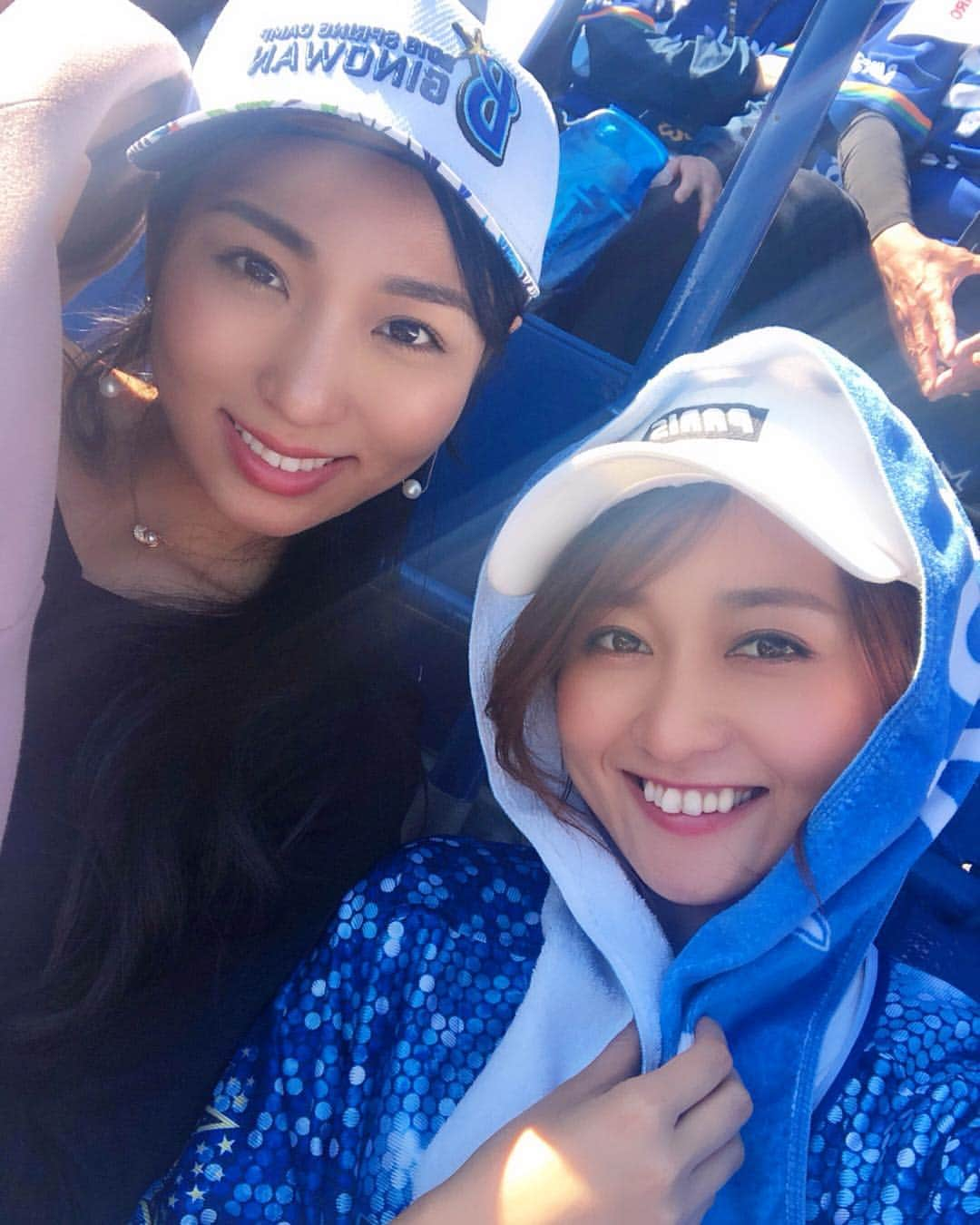 山吹香織さんのインスタグラム写真 - (山吹香織Instagram)「昨日はまいちゃんと今年初の野球観戦⚾️✨ ・ ・ ・ スワイプしてね☝︎ このハマスタの一体感本当に好き。。☺️💓 ・ ・ ・ 今回山吹は今永選手のレタスチャーハン～醤油葱油風味 飯塚選手のヘルメットアイス～洋ナシソースを頂きました🍽 美味しくて、すぐ完食笑 他の選手プロデュースメニューも美味しそうで全部制覇してみたいなぁ。。🙈💓 ・ ・ ・ 日差しが強くて💦 山吹キャーディーさんみたいなのは気にしないでね🤣笑 また試合に観に行きたいな。。🌟 #yokohama #ハマスタ #横浜スタジアム#横浜denaベイスターズ #baystars #ベイスターズ#baseball #デイゲーム #野球観戦 #野球女子#ユニホーム# #野球観戦楽しい ⚾️ #スポーツ観戦 #一体感 #この雰囲気が好き  #今日もお疲れ様でした ☺️ #今シーズン楽しみ 🌟」4月14日 21時51分 - kaori_yamabuki