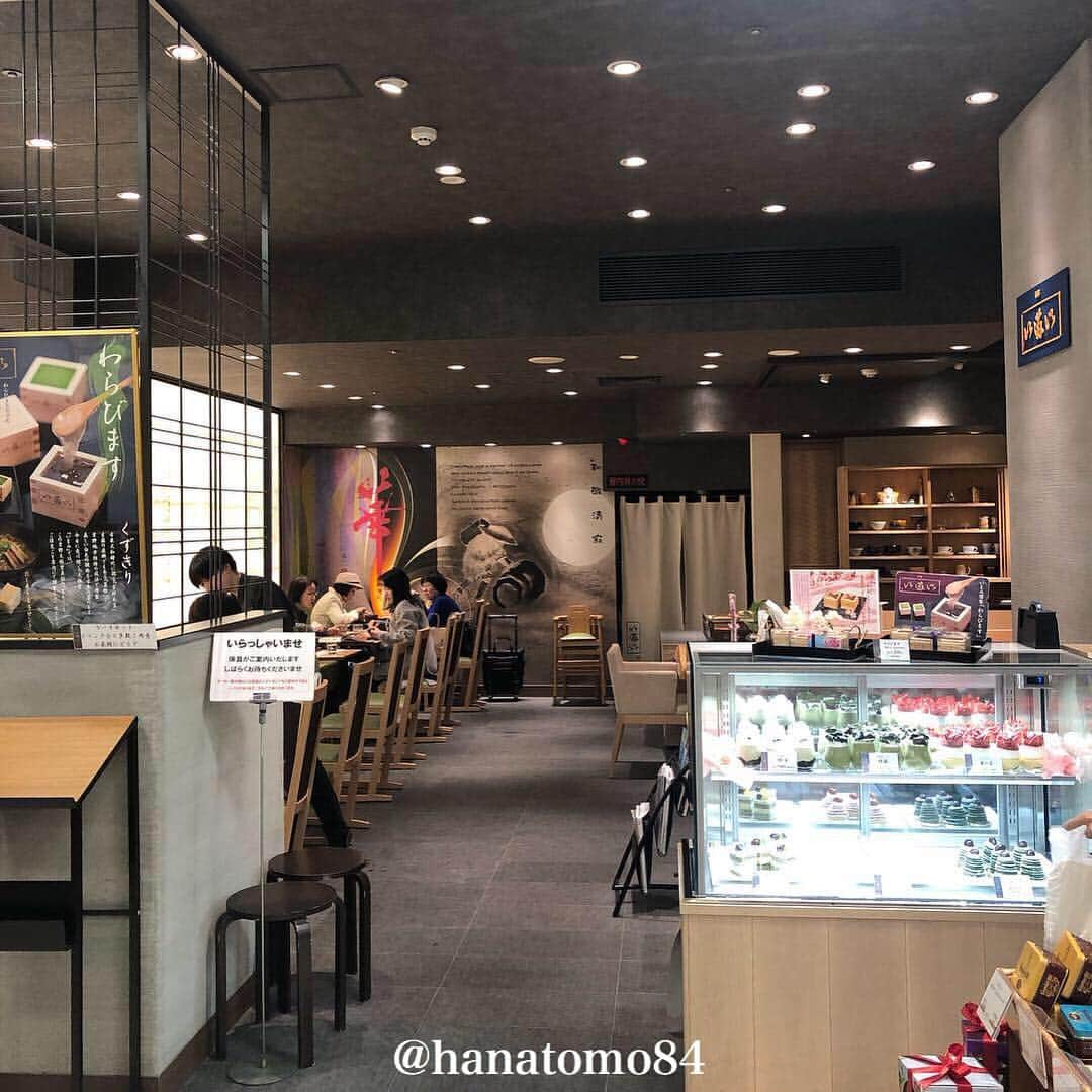 はなともさんのインスタグラム写真 - (はなともInstagram)「. . . 名古屋三越栄店B1Fにある「甘処 いまい」では ぷるぷるとろとろのわらび餅を枡の中に入れた その名も「わらびます」(648円)が食べられるぞ！ . わらび餅の中には漉し餡を加え とろみと上品な甘みを醸し出しています。 . わらび餅を枡の中に入れた斬新な和スイーツは 味覚だけではなく視覚でも楽しめますよっ！ . ————————————————— . 住所 : 愛知県名古屋市中区栄3-5-1 名古屋三越 栄店B1F ‪営業時間 : 10:00〜19:30(L.O.19:00)‬ ‪電話番号 : 052-252-1921‬ ‪定休日 : 不定休‬ . 地下鉄栄駅から徒歩３分 . ————————————————— . #カフェスタグラム#名古屋カフェ#名古屋スイーツ#カフェ#カ フェ部#カフェ巡り#あんこ#抹茶#名古屋旅行#和菓子#名古屋カフェ巡り#わらびもち#和スイーツ#和スイーツ部#名古屋三越 #はなとも名古屋」4月14日 21時51分 - hanatomo84