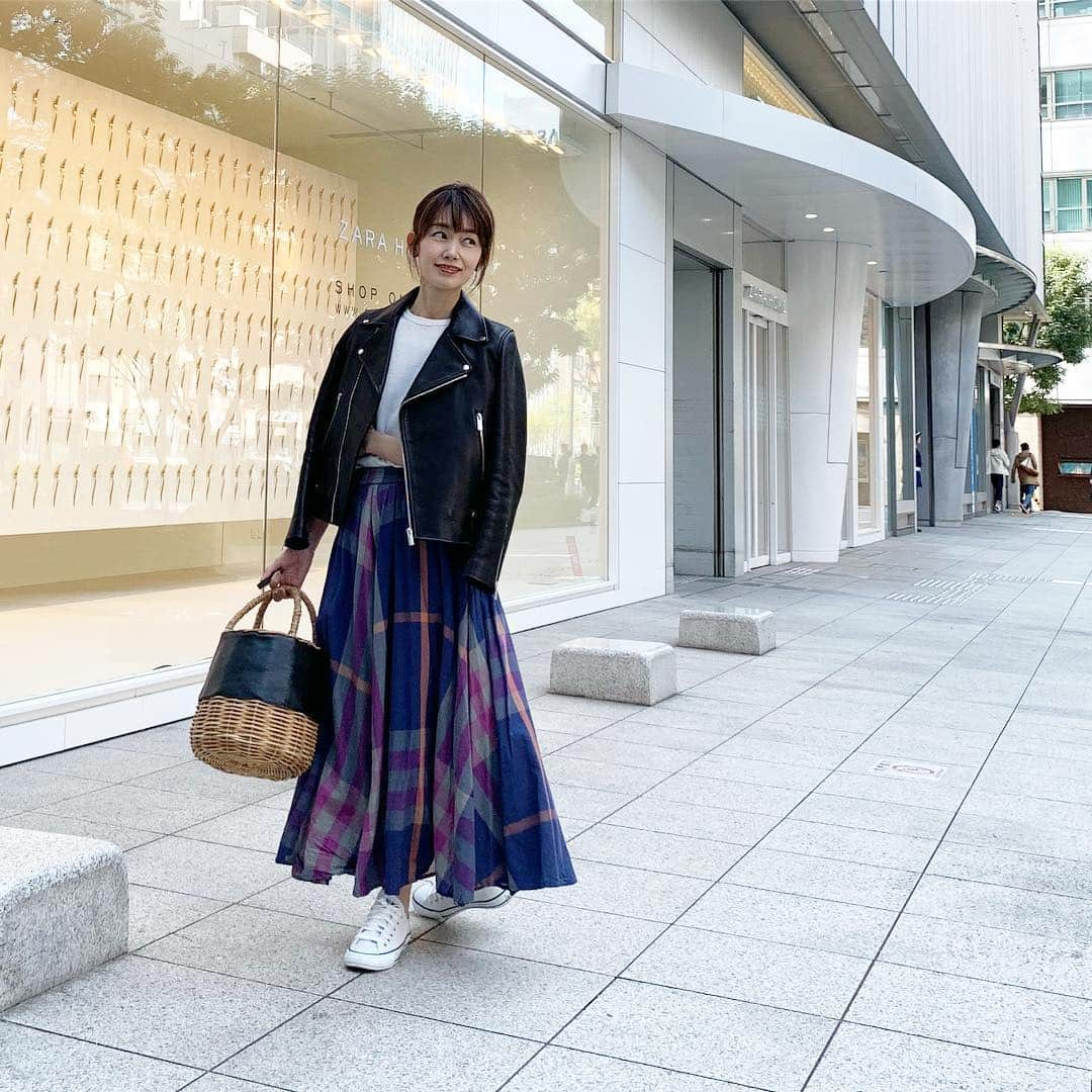 武藤京子さんのインスタグラム写真 - (武藤京子Instagram)「* 先日のお洋服 * 最近は マキシスカート率が高い😎 * #ootd  #ライダースジャケット #unitedarrows #ユナイテッドアローズ  #メンズワッフルT #uniqlo #ユニクロ  #スカート #freaksstore #フリークスストア  #バッグ #elendeek #エレンディーク  #靴 #converse #コンバース  #ブログ更新しました  #プロフィールにブログのリンク貼ってます」4月14日 21時54分 - kyokomuto0628