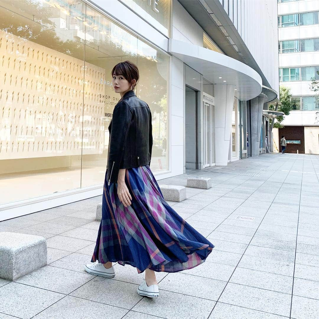 武藤京子さんのインスタグラム写真 - (武藤京子Instagram)「* 先日のお洋服 * 最近は マキシスカート率が高い😎 * #ootd  #ライダースジャケット #unitedarrows #ユナイテッドアローズ  #メンズワッフルT #uniqlo #ユニクロ  #スカート #freaksstore #フリークスストア  #バッグ #elendeek #エレンディーク  #靴 #converse #コンバース  #ブログ更新しました  #プロフィールにブログのリンク貼ってます」4月14日 21時54分 - kyokomuto0628