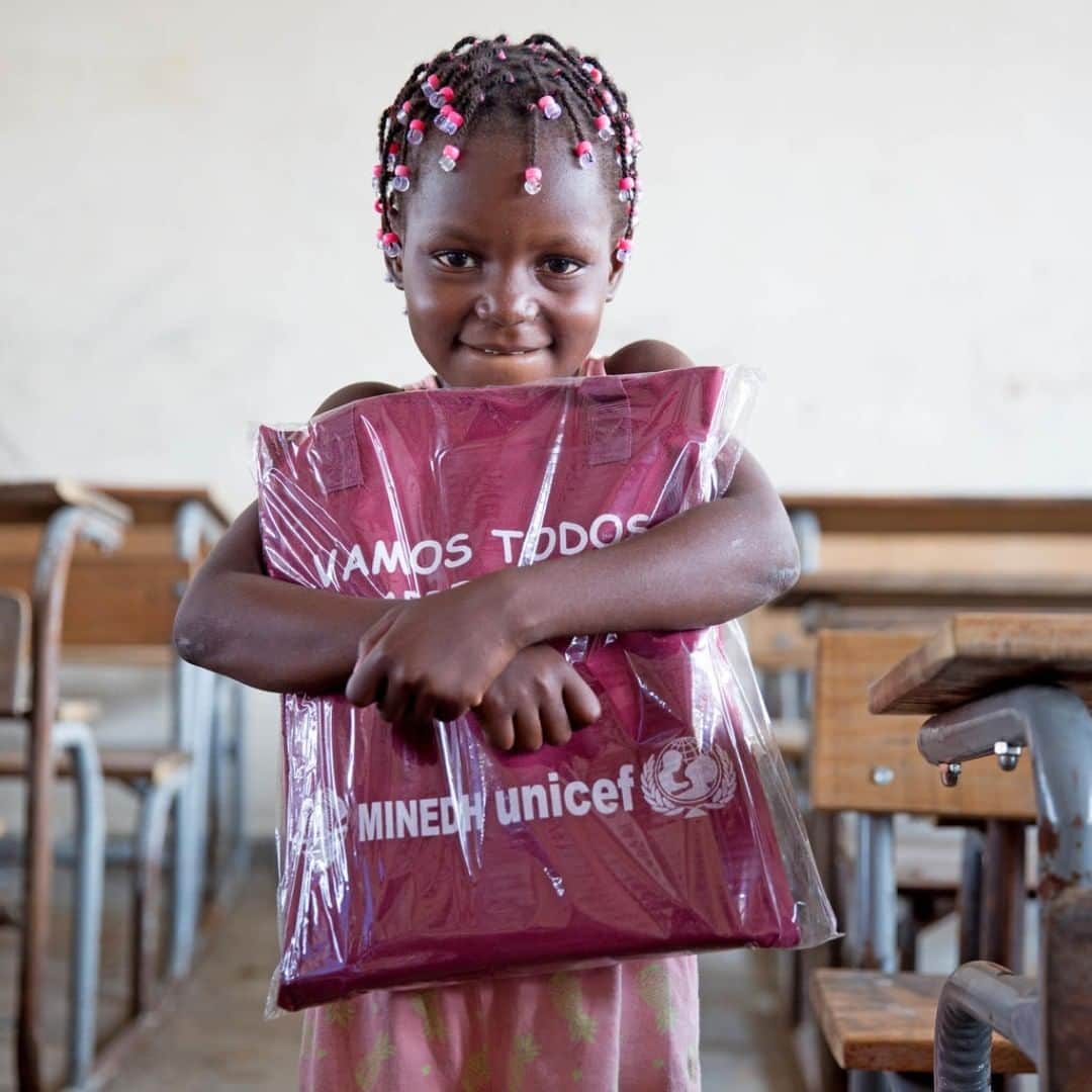 unicefさんのインスタグラム写真 - (unicefInstagram)「Nilda, 6, stands in a classroom damaged by #CycloneIdai, clutching a bag full of UNICEF learning materials in Beira, Mozambique. One month on from massive flooding, 1.6 million children are still reeling from its impact across the region. As well as keeping schools running, we're helping families get back on their feet with shelter, clean water and health services. © UNICEF/UN0299183/Oatway」4月14日 21時55分 - unicef