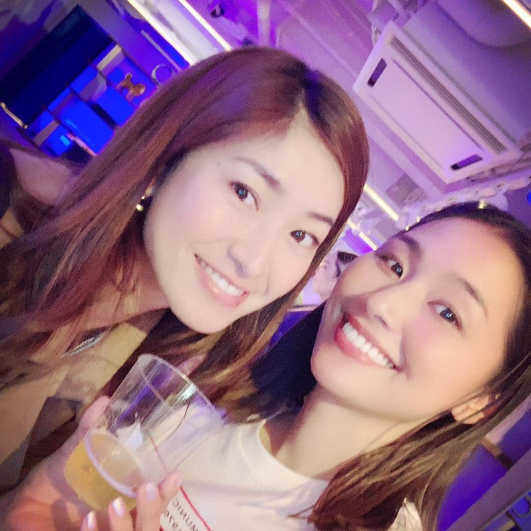 森下千里のインスタグラム：「ちょと前の。  えりちゃんが色黒いので わたし、白く見える😂😂😂 仕事してるとこに遊び行かせてもらえて、楽しかった〜❤️ 新しい職場でも頑張って！ . . #friends #surfgirl #tokyo」