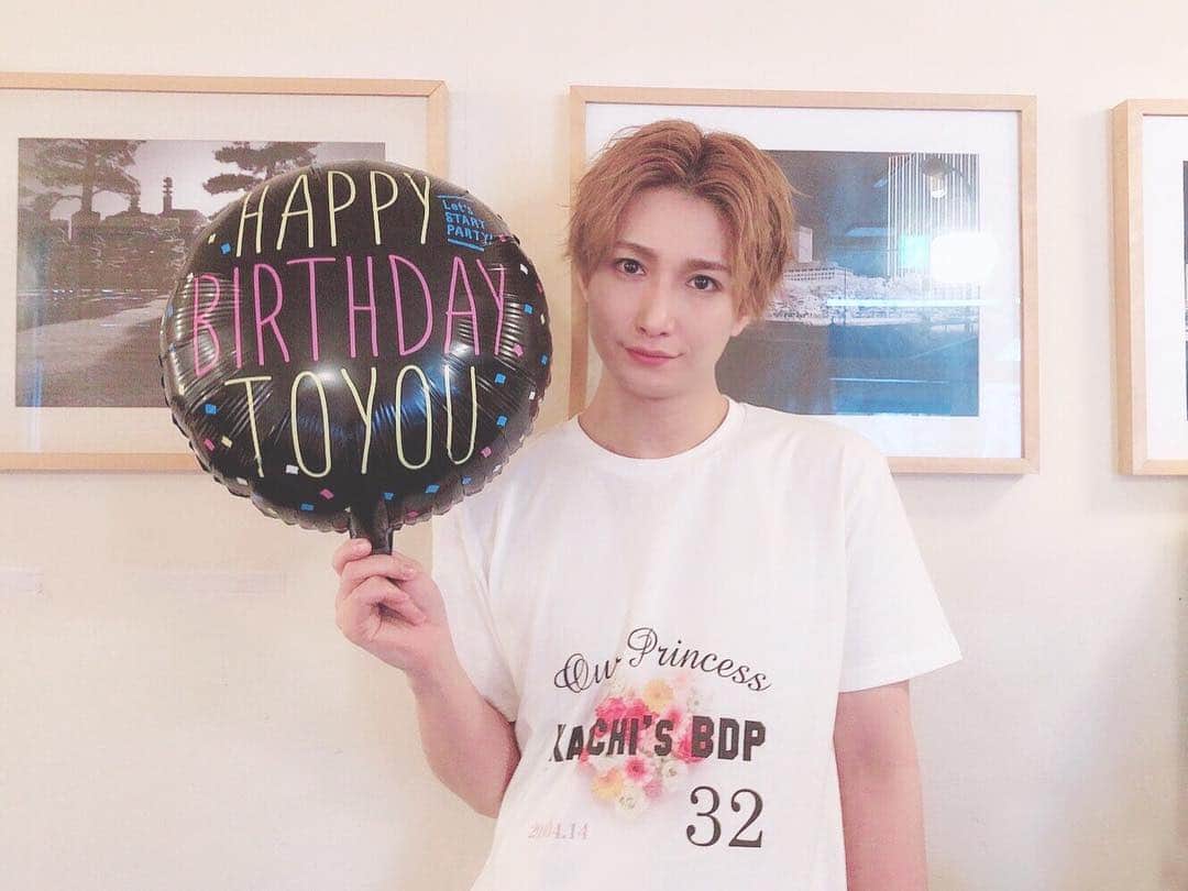 のインスタグラム：「.﻿ 🎂🎉🎈﻿ ﻿ Kacchi's BDP32﻿ ﻿ 全3部終えることができました。﻿ ﻿ 来てくれるお客様が﻿ 楽しんでくれるだろうか...﻿ 自分でイベントを企画して﻿ 実現する今日まで﻿ ずっとそんな不安がありました。﻿ ﻿ 慣れないことばかりで﻿ 反省点もまだまだたくさんありますが...﻿ ﻿ 今日来てくれた皆様にとって﻿ 思い出に残る一日になっていますようにと﻿ 願っています✨﻿ ﻿ 皆さまからのお祝いの言葉、﻿ 皆さんの笑顔が見れて﻿ 僕は幸せでした🥺﻿ ﻿ 本当にありがとうございました！☺️﻿ ﻿ #井深克彦 #kacchisBDP32﻿ #これからもよろしくね﻿ ﻿#毎年このTシャツの可愛さに脱帽 #ファンの方からのプレゼント #この風船も🎈 #皆さんお祝いの言葉ありがとうございました #ファンレターもプレゼントも #全部ぜーんぶ大切にします🧸」