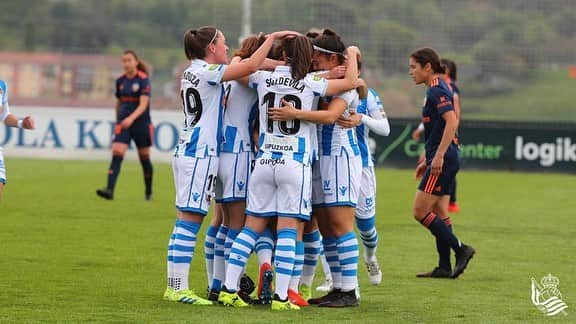 レアル・ソシエダさんのインスタグラム写真 - (レアル・ソシエダInstagram)「#RealSociedad 6-0 Valencia CF. AUPA REAL!!! 💙⚪️ . #AurreraNeskak #LigaIberdrola #Football」4月14日 21時56分 - realsociedad