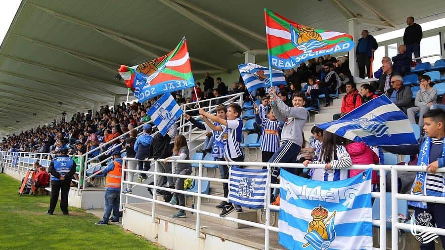 レアル・ソシエダさんのインスタグラム写真 - (レアル・ソシエダInstagram)「#RealSociedad 6-0 Valencia CF. AUPA REAL!!! 💙⚪️ . #AurreraNeskak #LigaIberdrola #Football」4月14日 21時56分 - realsociedad