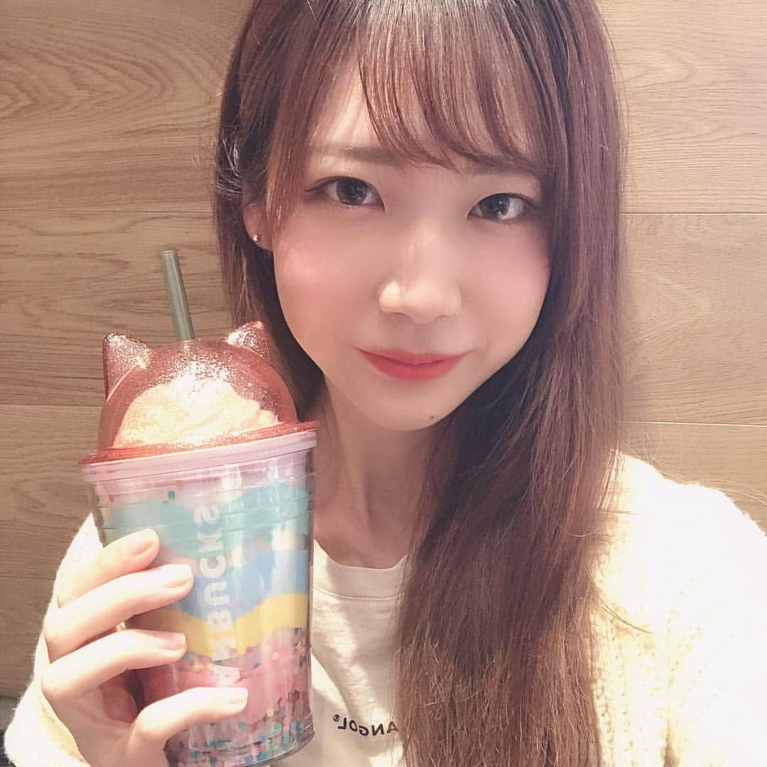 サラさんのインスタグラム写真 - (サラInstagram)「スタバの無料チケット消費して白い苺の方飲んだ🍓 いつもはクリーム系大好き女なんだけど珍しく赤の方が好きかもしれない  翔んで埼玉面白かったwww」4月14日 21時57分 - sara_parin