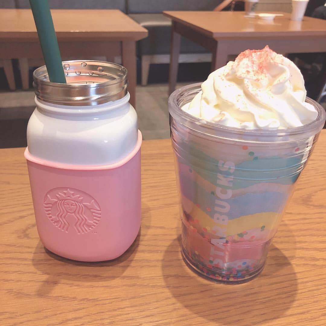 サラさんのインスタグラム写真 - (サラInstagram)「スタバの無料チケット消費して白い苺の方飲んだ🍓 いつもはクリーム系大好き女なんだけど珍しく赤の方が好きかもしれない  翔んで埼玉面白かったwww」4月14日 21時57分 - sara_parin