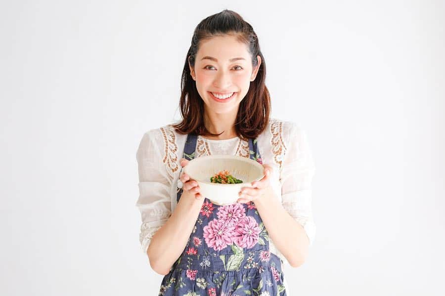 熊澤枝里子さんのインスタグラム写真 - (熊澤枝里子Instagram)「『kumakoの美容薬膳 連載vol.2 〜菜の花/よもぎ茶〜』 UPされました🙌 ・ https://yolo.style/fo_ei190412_004/ ・ ストーリーズの『薬膳連載』の欄からページにから飛びやすいようにしてますよ🙌 ・ 「菜の花」と「よもぎ」について。 効能たっぷりで今時期にもってこいのものを身体に取り入れて、メンタルも体調もすくすく乗り越えちゃおう！ ・ check it out🤗✨✨ ・ ・ ・ #kumakoの美容薬膳 #薬膳 #春の薬膳 #国際中医薬膳師  #連載 #yolo @yolo.style_japan」4月14日 22時06分 - kumazawa_eriko