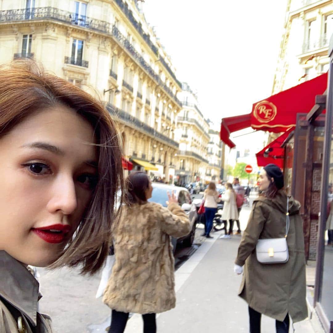 信近エリのインスタグラム：「.﻿ 今回は女3人旅🌹﻿ ﻿ 前半は、一緒に行った友人の留学時代の友人宅に泊まり、後半はホテル泊と、﻿ 観光だけでなく、暮らすように過ごす経験もできた、貴重な旅でした♥️﻿ ﻿ とは言え、素敵な街過ぎて 全然時間が足りなかった🥺💘﻿ ﻿ 詳しくは、また近々blogにて✍️﻿ ﻿ とにかく、色んなトラブルもあったけど、一緒に行った2人のお陰で最高に楽しかった♥️💙﻿ ありがとう💋💋﻿ ﻿ Paris&Belgium 2/9」