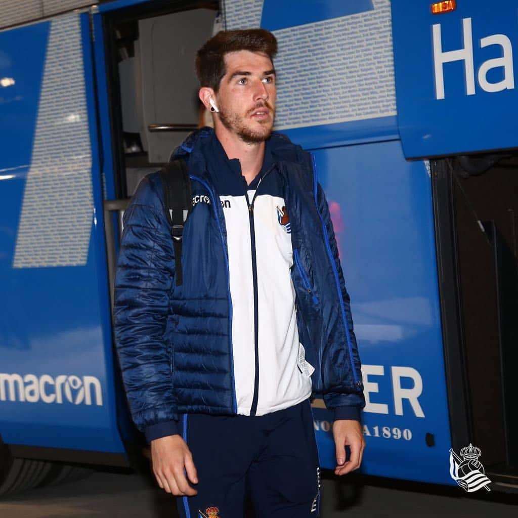 レアル・ソシエダさんのインスタグラム写真 - (レアル・ソシエダInstagram)「🏟 Taldea Anoetara iritsi da! 🔵⚪️🔵 . 🏟 ¡El equipo ya está en Anoeta! 🔵⚪️🔵 . #RealSociedadEibar」4月14日 21時59分 - realsociedad