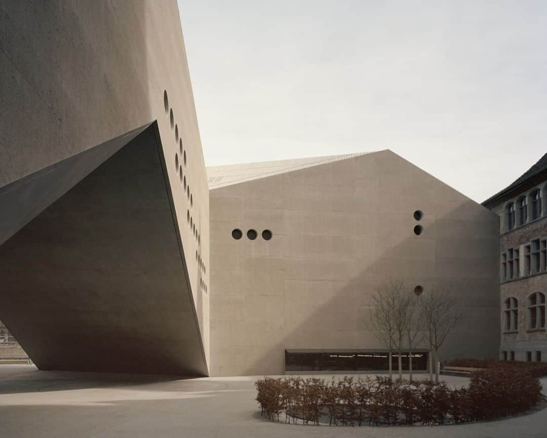 リモワさんのインスタグラム写真 - (リモワInstagram)「A complement to the original National Museum Zurich designed by the architect Gustav Gull in 1898, the modern wing by Christ & Gantenbein is a contemporary interpretation of the historic 19th-century building.  #rimowa #rimowaplaces」4月14日 22時00分 - rimowa