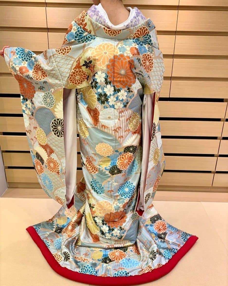 Dresses (ドレッシーズ)さんのインスタグラム写真 - (Dresses (ドレッシーズ)Instagram)「* 色打掛:01-4806 ブランド:Fiore Bianca 和装小物:203-4497 掛下48-3059 * こちらの色打掛は @fiorebianca_wedding の色打掛です。 ----------------------------------------- <お問い合わせ> 💌@dresses_weddingdress へDM 📞 0120-791-249 ご試着予約やレンタル価格など、お気軽にお問い合わせください。 ----------------------------------------- . コーディネートのポイントや詳細は  @dresses_weddingdressホーム画面URLへ。 * その他の和装コーディネートは#和装_Dresses よりご覧いただけます。 * 素敵だと思ったら、写真をダブルタップ✨  #ドレッシーズ #fiorebianca#フィオーレビアンカ #色打掛#和装#白無垢#wedding #綿帽子#参進の儀#神前挙式#神社挙式 #和装結婚式#色打掛試着 #色打掛コーディネート」4月14日 22時00分 - dresses_weddings