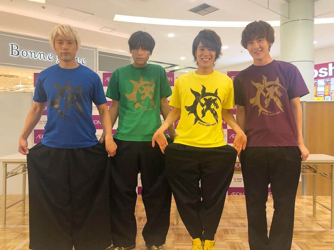 BOYS AND MENさんのインスタグラム写真 - (BOYS AND MENInstagram)「本日はこの4人で新曲やりました✨ イオンモール岡崎とイオンモール大高 リリイベありがとうございました！！ 次は4/21 モレラ岐阜です！！ 皆さま、ぜひ会いに来てください🤗  #ズボンは三角と平松が言いながら撮りました #平松賢人 #吉原雅斗 #土田拓海 #勇翔 #頭の中のフィルム #スポンジボブ #ボイメン」4月14日 22時00分 - boysandmen_official