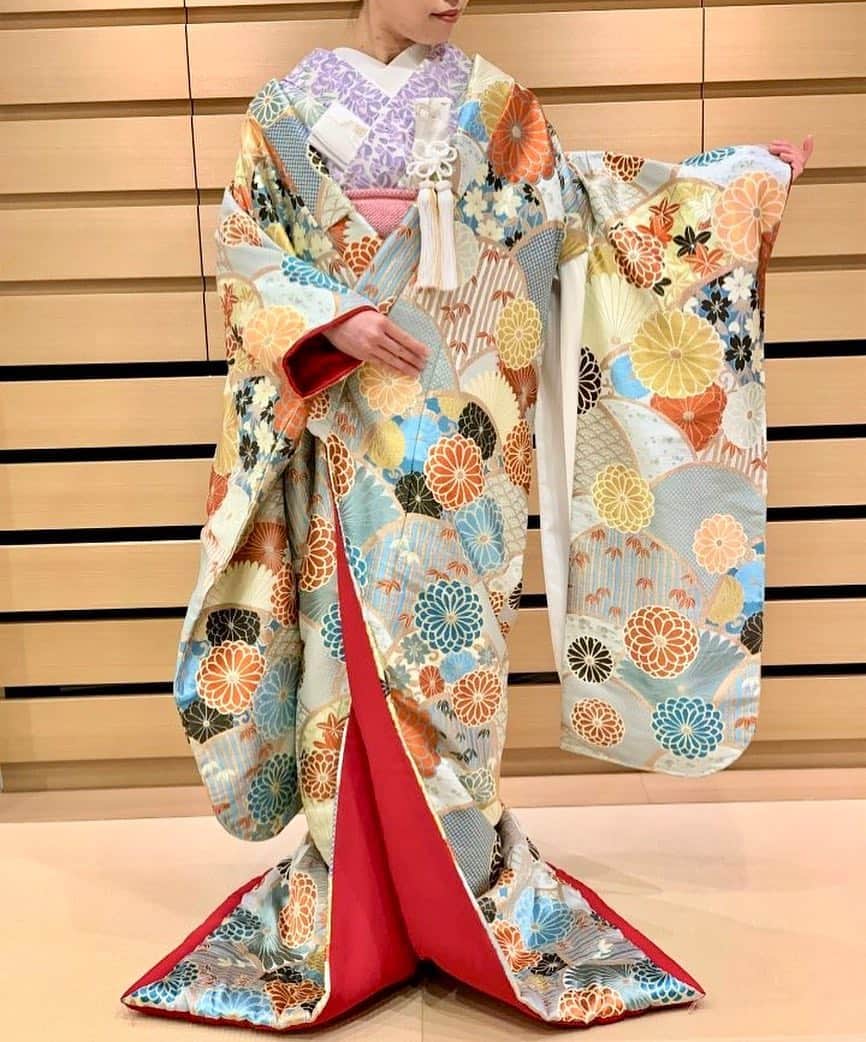 Dresses (ドレッシーズ)さんのインスタグラム写真 - (Dresses (ドレッシーズ)Instagram)「* 色打掛:01-4806 ブランド:Fiore Bianca 和装小物:203-4497 掛下48-3059 * こちらの色打掛は @fiorebianca_wedding の色打掛です。 * 【Dresses限定着物試着フェア】開催決定 2019.4.21 @dresses_weddingdress プロフィールリンクより⏫ オリジナルヘッドプレゼント特典あり♡ ----------------------------------------- <お問い合わせ> 💌@dresses_weddingdress へDM 📞 0120-791-249 ご試着予約やレンタル価格など、お気軽にお問い合わせください。 ----------------------------------------- . コーディネートのポイントや詳細は  @dresses_weddingdressホーム画面URLへ。 * その他の和装コーディネートは#和装_Dresses よりご覧いただけます。 * 素敵だと思ったら、写真をダブルタップ✨  #ドレッシーズ #fiorebianca#フィオーレビアンカ #色打掛#和装#白無垢#wedding #綿帽子#参進の儀#神前挙式#神社挙式 #和装結婚式#色打掛試着 #色打掛コーディネート」4月14日 22時01分 - dresses_weddings