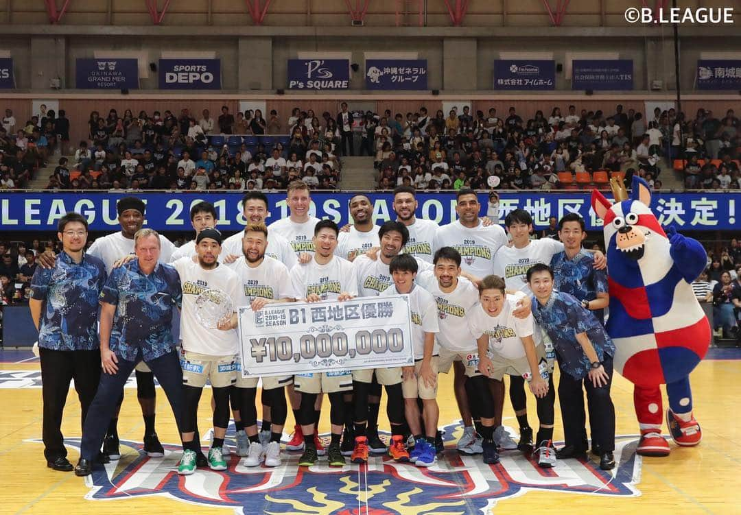 B.LEAGUEさんのインスタグラム写真 - (B.LEAGUEInstagram)「🏆B1全地区の優勝クラブが決定！！ ． 🏅東地区 #千葉ジェッツ ． 🏅中地区 #新潟アルビレックスBB ． 🏅西地区 #琉球ゴールデンキングス ． ． いよいよ残り1節！CS出場をかけたワイルドカード争いは大混戦🔥 最終節も見逃せない😎 ． #BLEAGUE #Bリーグ #プロバスケ #バスケットボール #日本男子プロバスケットボールリーグ #basketball #🏀」4月14日 22時01分 - b.league_official