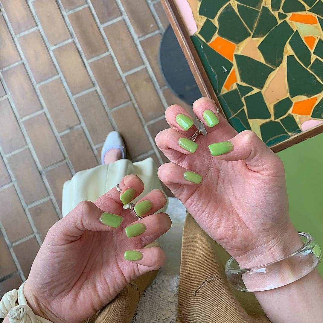 ukapiさんのインスタグラム写真 - (ukapiInstagram)「. . #newnail 🍐🥝 .  久々に#スクエアネイル にしたら、 生活しにくい〜〜けど可愛い。 . . #ピスタチオネイル #グリーンネイル (病気のほうではない) #来週の試合意識してるわけではないよ」4月14日 22時05分 - ukapi