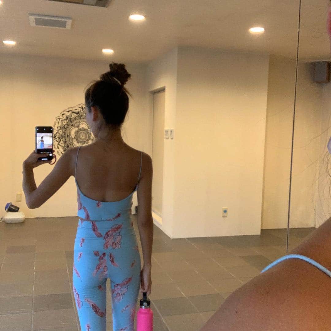 esutoreja_risaribonさんのインスタグラム写真 - (esutoreja_risaribonInstagram)「ふぅ〜〜かわいすぎるこの色たまらない🤤🎀🧘‍♀️🧘‍♀️ @satomiakane プロデュースする @styleboatmarket の新作ウェア〜〜 可愛すぎて今日はみんなにどこの？って聞かれちゃった💗 私は身長が低いのでお腹少ししかでないけど、もう少しお腹でるよきっと💫 そしてそして💓 私が付けてるピアスは何ヶ月も何ヶ月もかけて作りあげたpierce‼️ @satomiakane と @esutoreja_jewelry コラボpierce🤤🎀 ピンクのローズクォーツ💓 今日の水色とピンクがめちゃくちゃ可愛かった💓🤤 2種類のピアスを販売します‼︎ 19日20時〜販売！ 沢山見せていきます💗 #esutoreja #esutorejajewelry  #里見茜#コラボ#styleboatmarket #simple#溶岩ヨガ#school」4月14日 22時15分 - esutoreja_risaribon