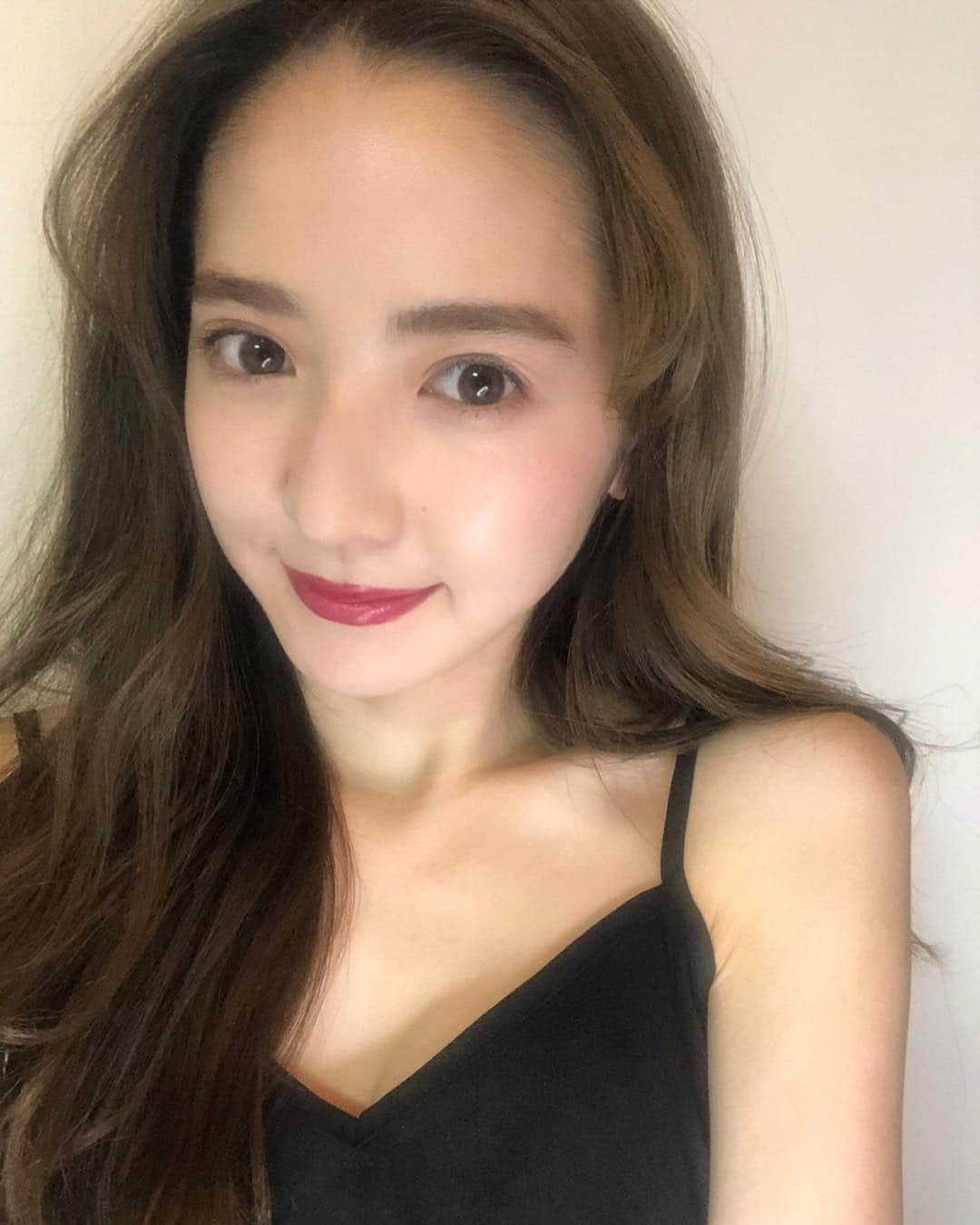 平木愛美のインスタグラム：「前髪伸びてきたなあほんと🦋💞 毎度結局切っちゃうけど、今回はだいぶ伸ばし続けれております！ 今日は #aerialyoga を初体験してきたよ♡ 身体を伸ばしたり整えたり、逆さまになったり、最後は包み込まれてゆらゆら目を瞑ったり。空中での動きって新鮮、気持ちいい！ あらたに続けたいなー🧘‍♀️🤸‍♂️💘 オトナになるにつれてどんどん色んなことに興味も挑戦したいことも学びたいことも増えるばかり🤔🦋笑 たのしい！  ちなみにメイクは肌のツヤは @bobbibrown ファンデ。艶lipは @maybelline シャインコンパルジョン SRD18🧡  #エアリアルヨガ #空中ヨガ #yoga」