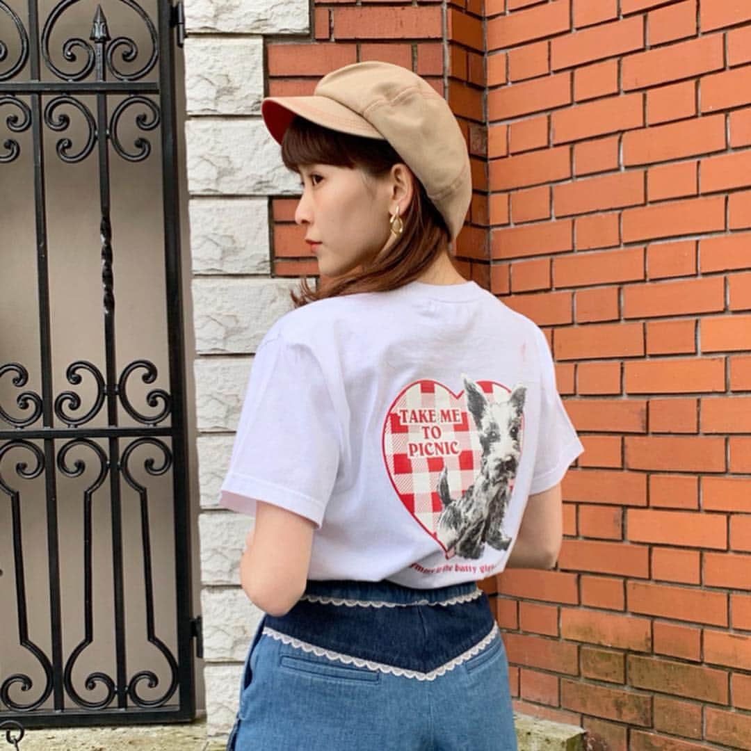 Aymmy in the batty girlsのインスタグラム：「【COORDINATE】﻿ ﻿ ◽︎PICK UP LILLY TEE﻿ ¥4,860(taxin)﻿ (S サイズ着用)﻿ ﻿ ◽︎CLASSIC デニムショートパンツ﻿ ¥15,120(taxin)﻿ (S サイズ着用)﻿ ﻿ ◽︎ FLOWER COLOR SCHEME キャスケット﻿ ¥7,560(taxin)﻿ ﻿ staff:158cm﻿ ﻿ #aymmy #battygarage ﻿﻿﻿﻿﻿﻿ #aymmyinthebattygirls ﻿﻿﻿﻿﻿#coordinate﻿ #エイミー #原宿 #Tシャツ﻿﻿﻿ #デニムパンツ#ショートパンツ﻿ #デニム#キャスケット」