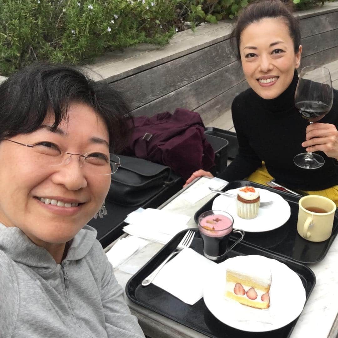 池田有希子のインスタグラム：「三味線合同練習の後、プリシラ演出助手の河合の範ちゃんと待ち合わせランチデートしました！稽古場と劇場以外の場所で、しかもアウトドアで昼からビールと赤ワインで、超多忙な範ちゃんを労えるなんて夢みたい！デザートになってもワインにしがみつく我ら🤣いっぱい食べたのに喋りすぎて今お腹空いてるw」