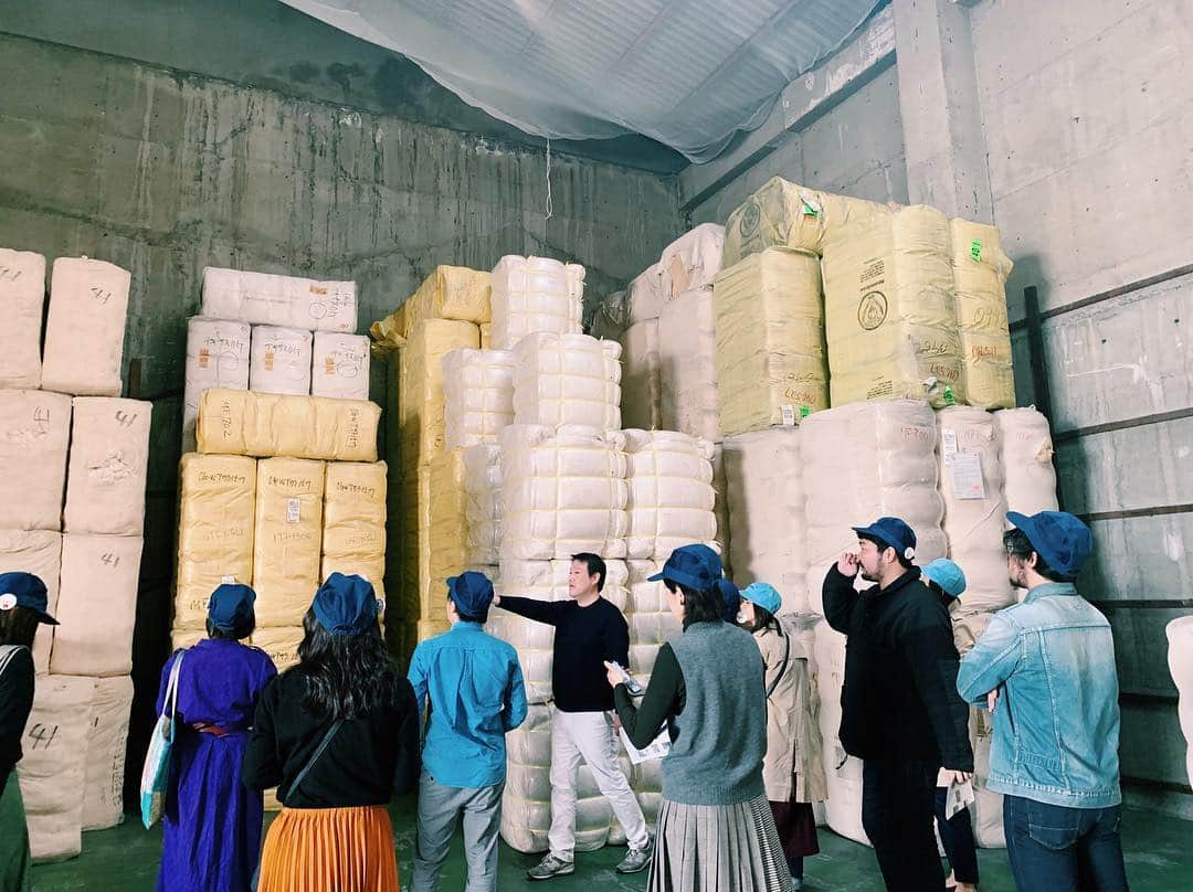 鎌田安里紗さんのインスタグラム写真 - (鎌田安里紗Instagram)「#服のたね 先月末に参加者のみなさんと、大阪の紡績工場へ。コットン育成話に花を咲かせつつ、綿が糸になっていくプロセスをみんなで見学。 大正紡績のみなさんが、原綿から糸になるまでの工程をていねいに説明してくれました。 わたしたちのコットンは、インド・アメリカ・ウガンダ・トルコ4ヶ国のオーガニックコットンとブレンドしてもらい「フクノタネ」の糸として受け取りました👏🏻👏🏻 うー、ついに。ついについに。ここから織りの工程に入ります。みんなでシャツを着る日が近づいている…！ そして2019年度の #服のたね メンバーの募集も開始しています。コットンの種まきは5月頭。そのタイミングを逃すと参加できないので、興味がある方は今月中にお申込みをお願いします🌱🌱 ハイライトの「服のたね」に申込み手順の説明とリンクがあります☺️」4月14日 22時14分 - arisa_kamada