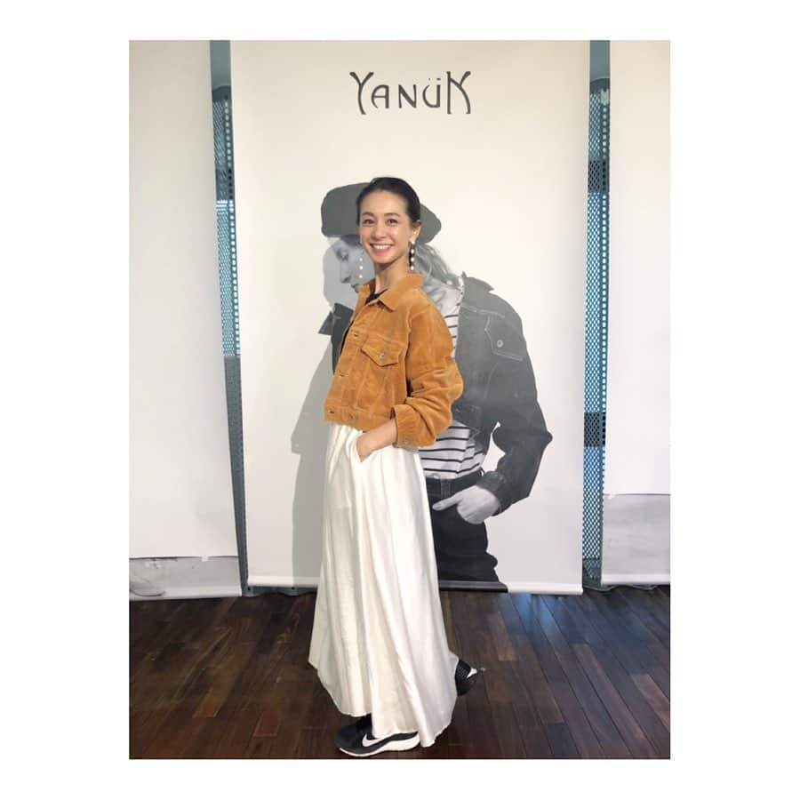 稲沢朋子さんのインスタグラム写真 - (稲沢朋子Instagram)「@yanuk_official  yanuk👖19SSの展示会へ @maenorichang 前ノリさんと☺️ ユニセックスで着れるGジャンに❤️ スカートやワンピースにも合わせやすい👍@yuttan1977 さんにヴィンテージデニムのTバックステッチを熱く語って頂きました☺️ ブルーとブラックどちらにしようか悩む。 セットアップで着られるアイテムやデニムトレンチコートなどどれも素敵でした✨ kidsアイテムの可愛さにキュン💕 #yanuk #デニム #denim #ラテ #kids #エプロン @maayapearls のピアス #パール」4月14日 22時24分 - ina_tomo