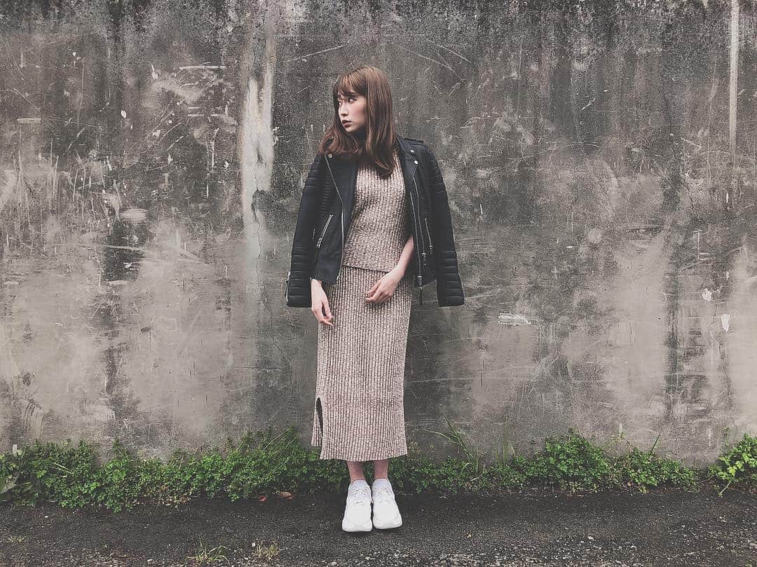 吉田朱里さんのインスタグラム写真 - (吉田朱里Instagram)「今日の #アカリンコーデ  昨日買った #snidel  のセットアップ早速着てみたよ。 ラテカラー可愛い。 . ノースリーブでさすがに寒かったからライダース着た。 . #fashion #ootd」4月14日 22時17分 - _yoshida_akari