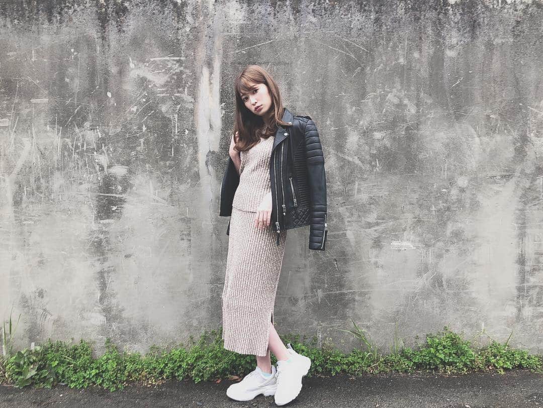 吉田朱里さんのインスタグラム写真 - (吉田朱里Instagram)「今日の #アカリンコーデ  昨日買った #snidel  のセットアップ早速着てみたよ。 ラテカラー可愛い。 . ノースリーブでさすがに寒かったからライダース着た。 . #fashion #ootd」4月14日 22時17分 - _yoshida_akari