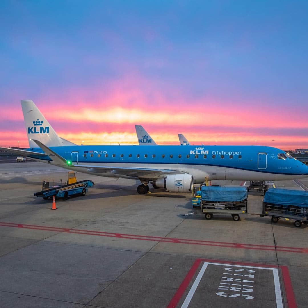 KLMオランダ航空さんのインスタグラム写真 - (KLMオランダ航空Instagram)「Sometimes all you have to do is watch and enjoy #sunset #KLM #RoyalDutchAirlines #flyKLM ⁣⠀ 📸 by @markw8endonk⁣⠀ .⁣⠀ .⁣⠀ .⁣⠀ #embraer #sky #colour #favourite #flying #travelling #travel #travelgram⁣⠀」4月14日 22時17分 - klm