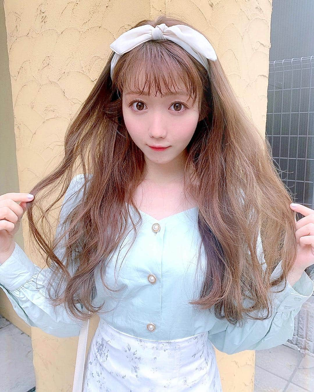 大谷映美里さんのインスタグラム写真 - (大谷映美里Instagram)「🐻🍪🐻🍪 ㅤㅤㅤㅤㅤㅤㅤㅤㅤㅤㅤㅤㅤ #emuclaret で髪の毛のメンテナンスを していただきました💕 ㅤㅤㅤㅤㅤㅤㅤㅤㅤㅤㅤㅤㅤ 今回のカラーは #アンティークベージュ ❤︎ このあと撮影があったので、明るめをキープ✨ やわらか〜いブラウンカラーです🧸💓 ㅤㅤㅤㅤㅤㅤㅤㅤㅤㅤㅤㅤㅤ やっと髪の毛が生き返りました〜😢🌸 毛先も6センチ切ったよ(多分わからない) ㅤㅤㅤㅤㅤㅤㅤㅤㅤㅤㅤㅤㅤ いつもありがとうございます。 3枚目がフィルターなし、最後は動画です♪ ㅤㅤㅤㅤㅤㅤㅤㅤㅤㅤㅤㅤㅤ 今日の撮影もすごく嬉しいお知らせなので… 待っていてください☺️💗 お洋服についてはまた更新します👗 ㅤㅤㅤㅤㅤㅤㅤㅤㅤㅤㅤㅤㅤ #ヘアカラー #美容室 #niceclaup #whoswhochico」4月14日 22時17分 - otani_emiri