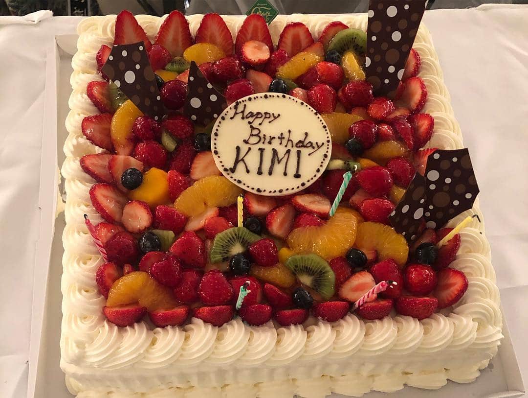 KIMI さんのインスタグラム写真 - (KIMI Instagram)「4月14日 my birthday✨😎 LIVE当日、 サプライズでお祝いしていただきました❤️💙💛💚🧡💜🖤 いつもいつも、 本当にありがとうございます。 #414 #感謝」4月14日 22時18分 - kimi_da_pump
